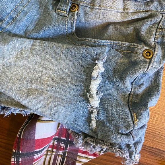 Short shorts - Picture 2 of 3